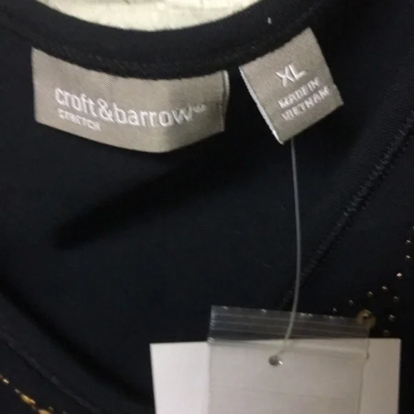 Croft and barrow black V-neck sleeveless top. - Picture 3 of 5